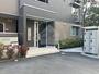 エントランス　敷地内に平置き駐車場があり毎日が便利になります
