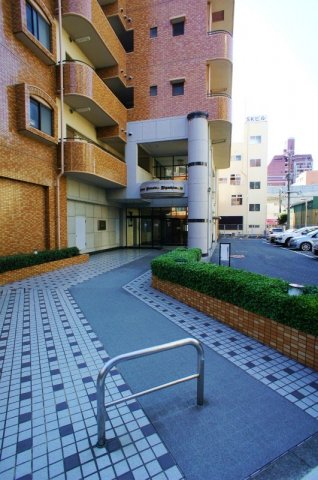 エントランス　落ち着いたエントランスです