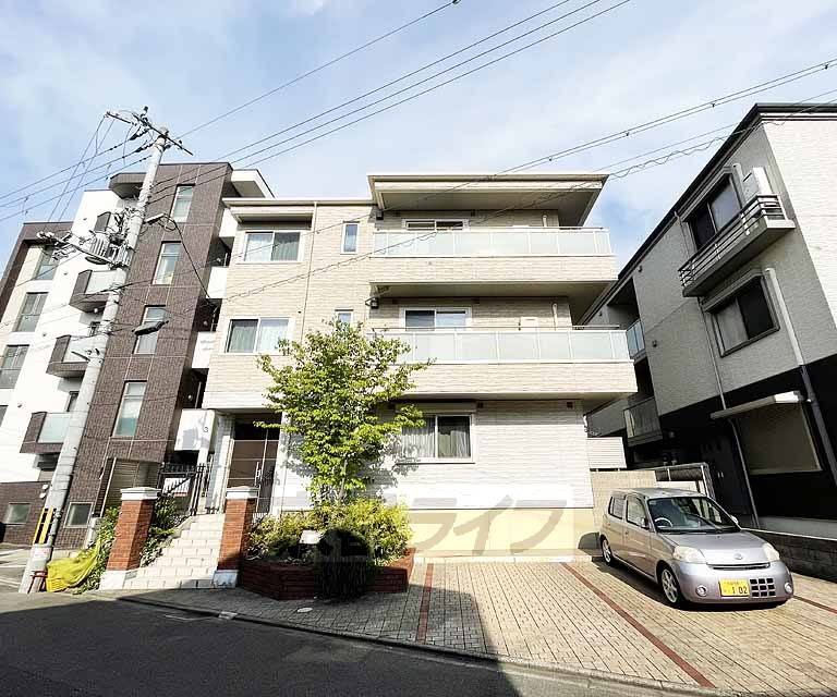建物外観　パリッとスタイリッシュな配色です。