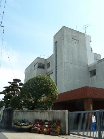 小学校　那珂川市立安徳小学校（小学校）まで572m