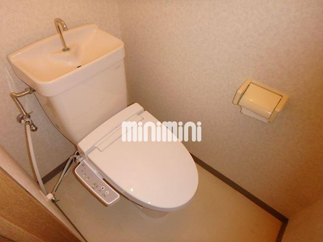 トイレ　温水洗浄便座つきのトイレです。