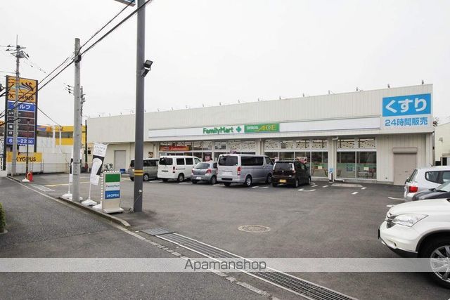コンビニ　ファミリーマート（コンビニ）まで550m