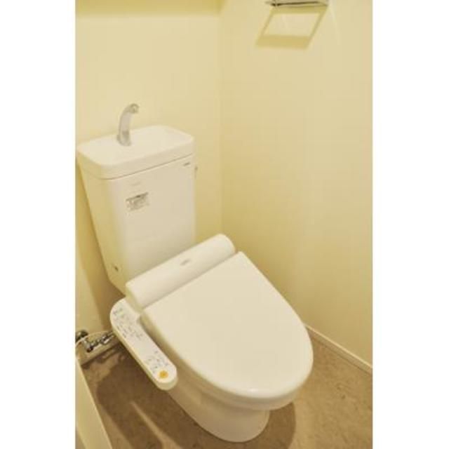 トイレ　落ち着いた色調のトイレです