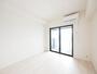 居室・リビング　別号室のものになります。現状優先。 ※フローリングの実際の色