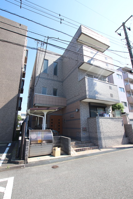 建物外観　地上３階建て鉄骨マンション