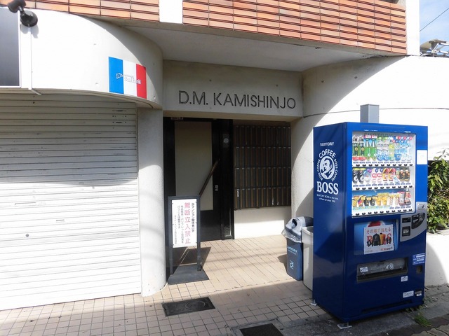 エントランス　落ちついた外観にマッチしたエントランスです