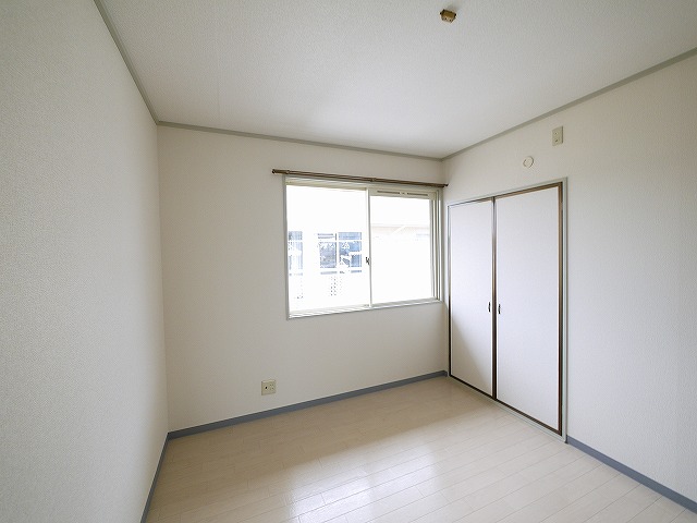その他部屋・スペース　落ち着いた色調の寝室です