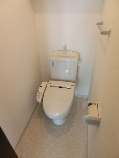 トイレ　温水洗浄便座付きです