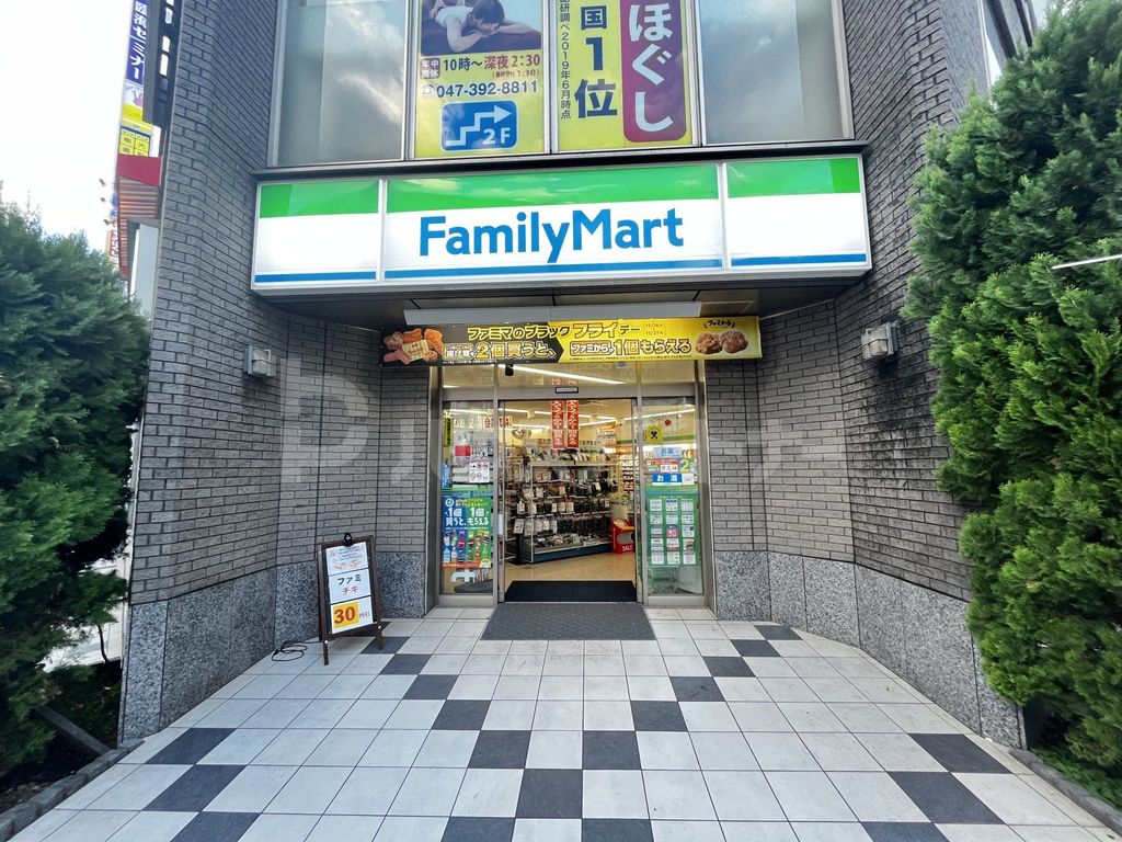 コンビニ　ファミリーマート新八柱駅前店（コンビニ）まで80m