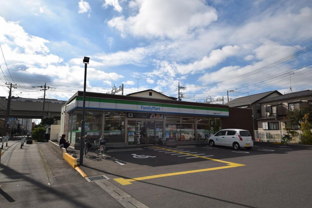 コンビニ　ファミリーマート草加旭町二丁目店（コンビニ）まで240m