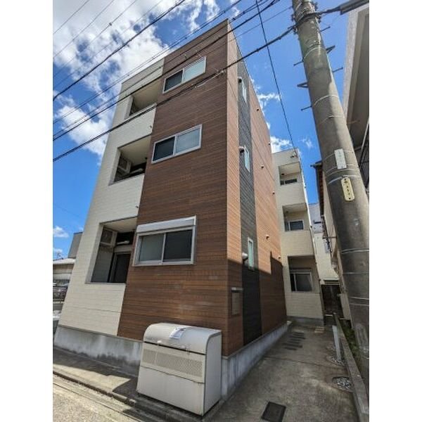 建物外観　３階建てのデザイナーズアパート。