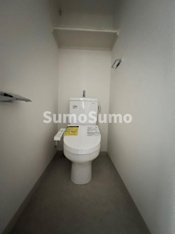 トイレ　落ち着いた色調のトイレです