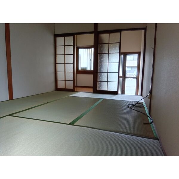 靖国町1丁目貸家の居間写真