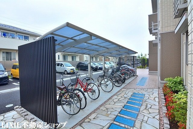 その他共有部分　敷地内に屋根付きの駐輪場があります。