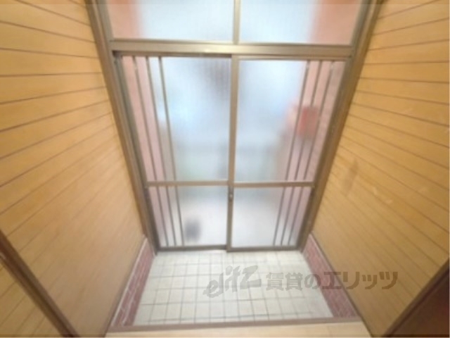 近鉄大阪線 大和高田駅 徒歩18分 2階建 築48年の玄関写真