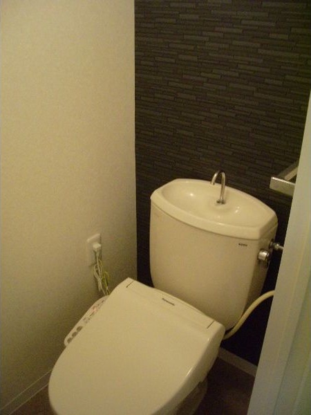 地下鉄東山線 覚王山駅 徒歩5分 3階建 築40年のトイレ写真
