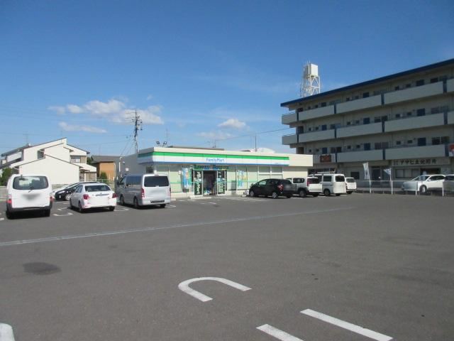コンビニ　ファミリーマート（コンビニ）まで690m