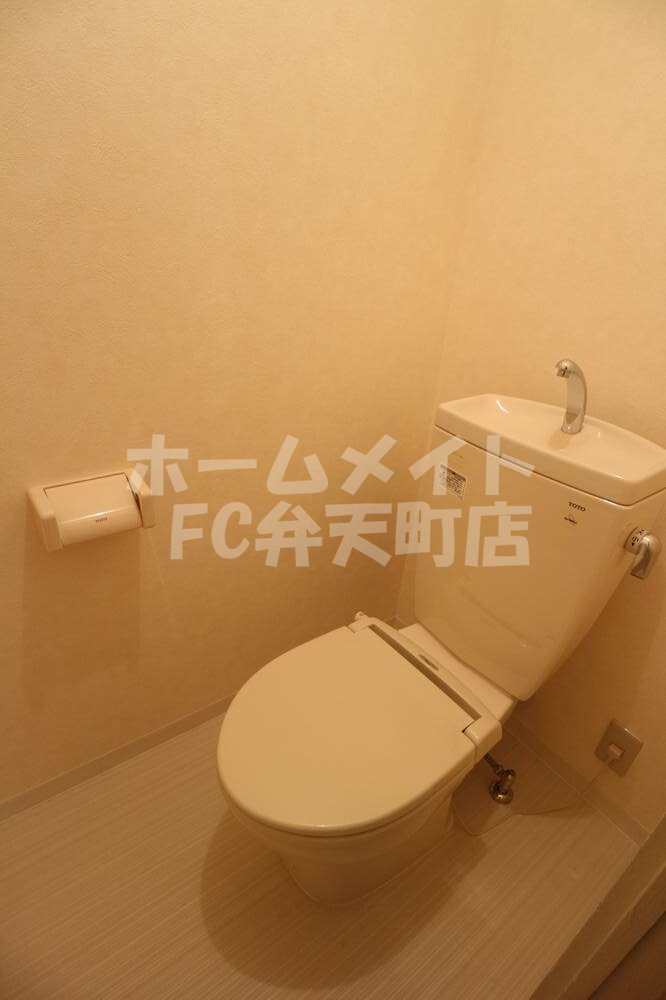 トイレ　落ち着いた色調のトイレです