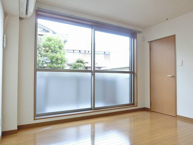 その他部屋・スペース　北面の窓となります。安定した明るさです。