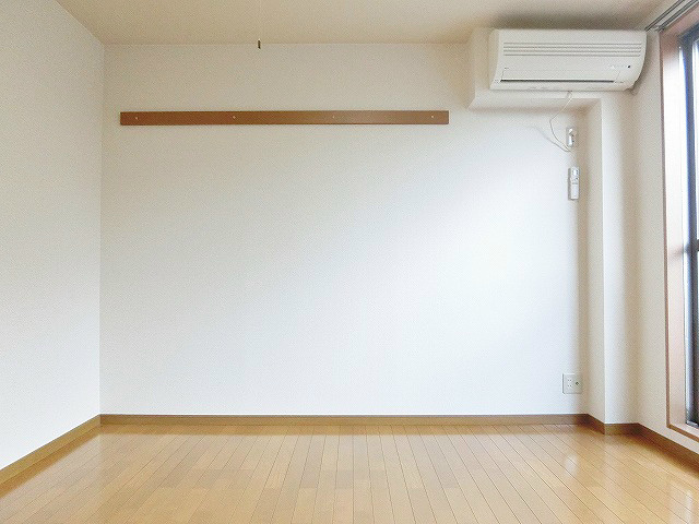 その他　洋室の壁には付長押があります。軽い衣類などを掛けておくのに便