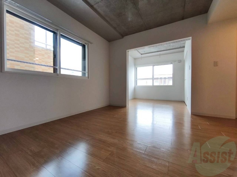 居室・リビング　木目のフローリングは落ち着きのある印象のお部屋になりますね。