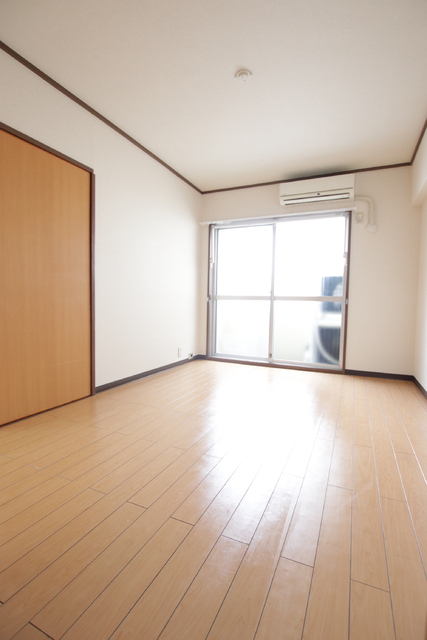 その他部屋・スペース　洋室６帖にもエアコン付きです！