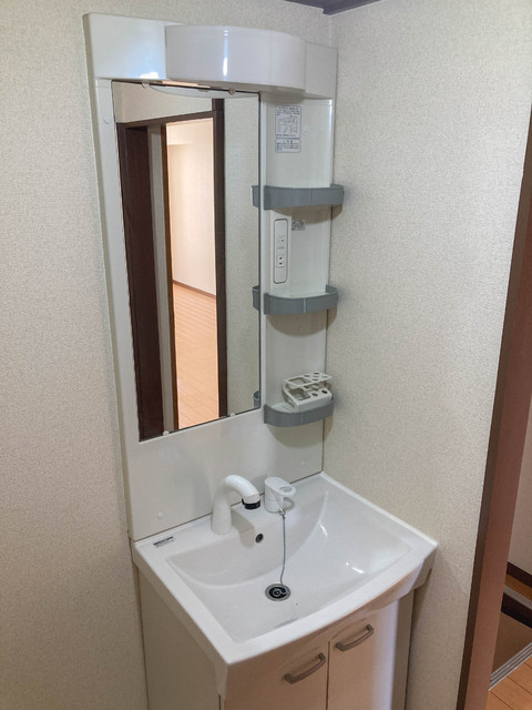 洗面設備　シャワー付きの洗面化粧台！