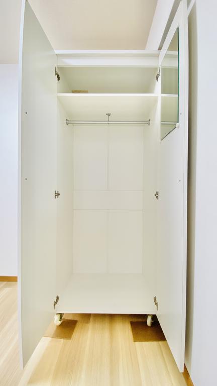 収納　収納クローゼットは、移動可能なローラー付きタイプ！