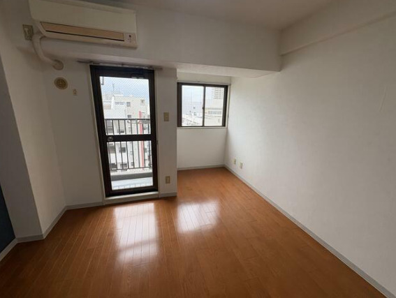 居室・リビング　綺麗なフローリングのお部屋です。