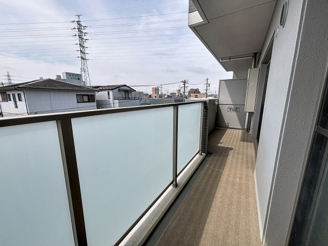 バルコニー　掲載写真は同型の左右反転の部屋を掲載しております。仕様等が異