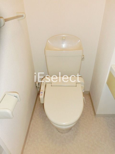トイレ　温水洗浄便座付きのトイレ