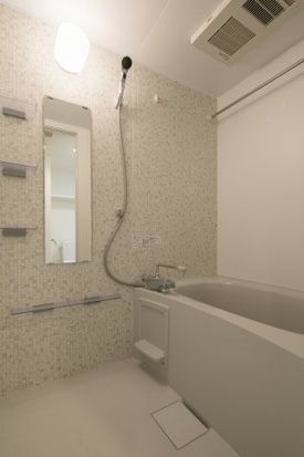 バス・シャワールーム　コンパクトで使いやすいお風呂です