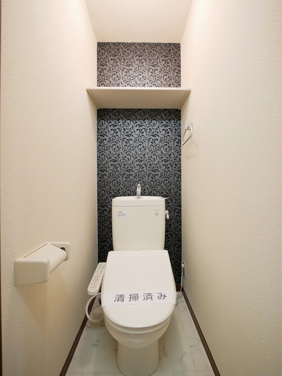 トイレ　収納棚もついている温水洗浄便座付きトイレです♪