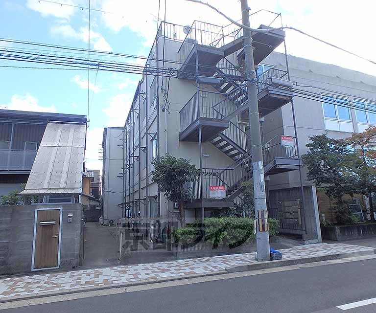 岡村マンションの建物外観