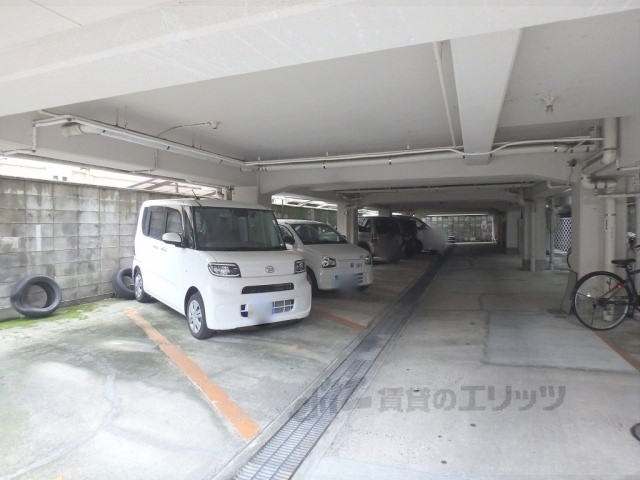 【大津市長等のマンションの駐車場】