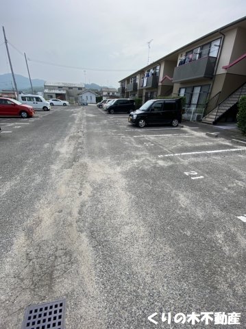 駐車場　駐車場があるので、車を買う予定の方も安心です