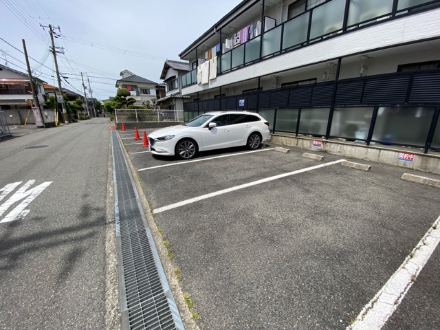 【泉大津市北豊中町のアパートの駐車場】