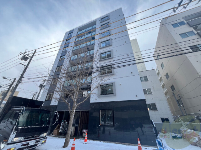 札幌市中央区南一条西のマンションの建物外観