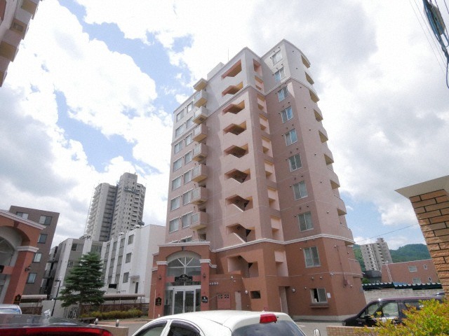 札幌市中央区南十八条西のマンションの建物外観