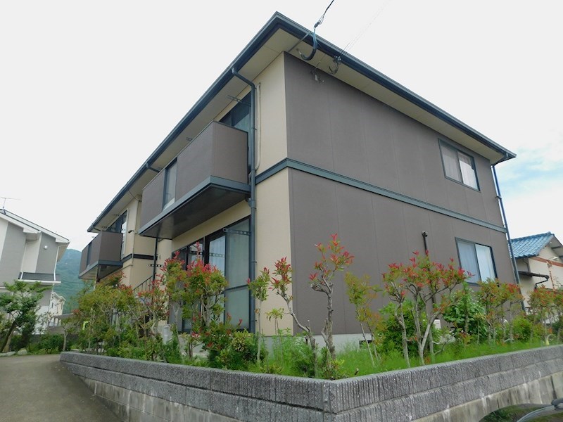 京都郡苅田町尾倉のアパートの建物外観