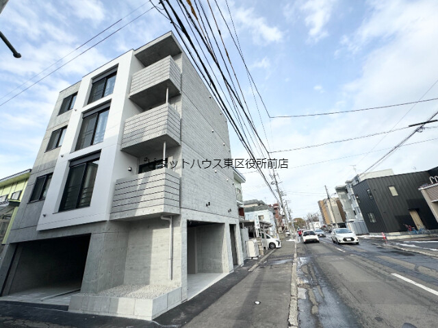 札幌市東区本町二条のマンションの建物外観