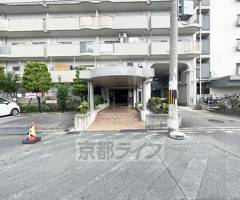 【京都市南区吉祥院西ノ庄向田町のマンションのエントランス】