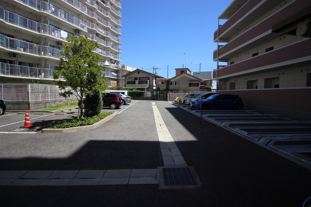 【神戸市兵庫区御崎本町のマンションの駐車場】