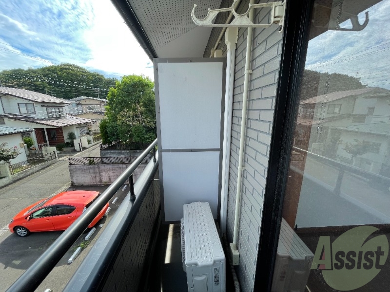 バルコニー　洗濯干しも設置してあるので問題なく干せそうですね。