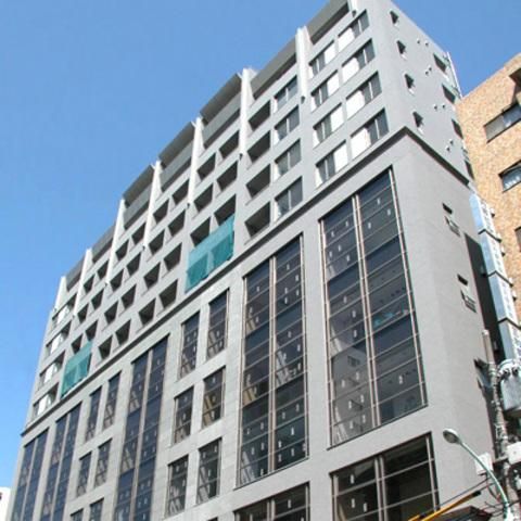 【新宿区左門町のマンションの建物外観】