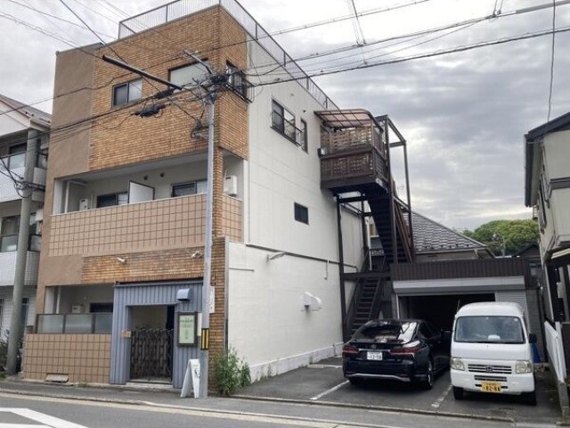 【京都市左京区鹿ケ谷西寺ノ前町のマンションの建物外観】