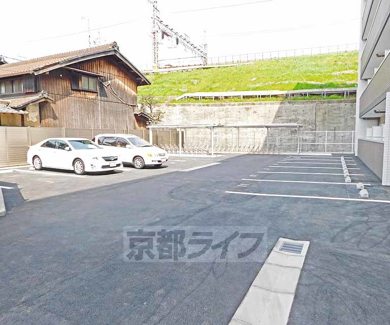 【京都市山科区御陵別所町のマンションの駐車場】