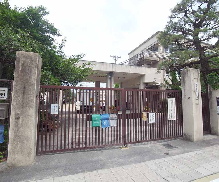 【京都市山科区御陵別所町のマンションの小学校】