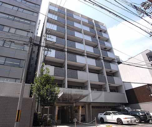 【京都市下京区油小路町のマンションの建物外観】