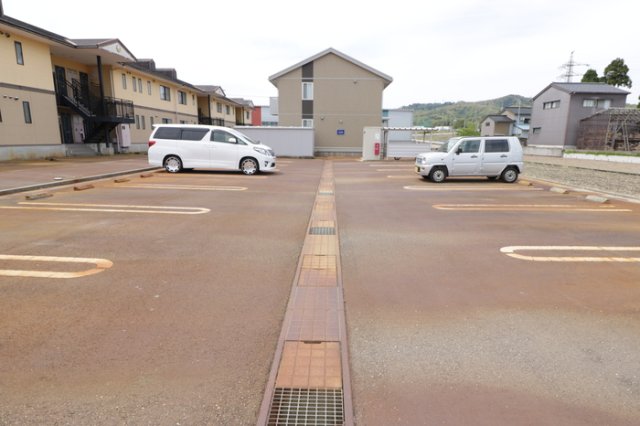 【高岡市米島のアパートの駐車場】